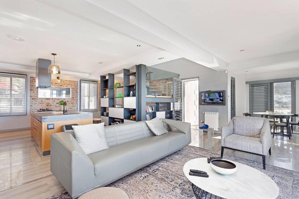 Harbour Facing Penthouse Apartment