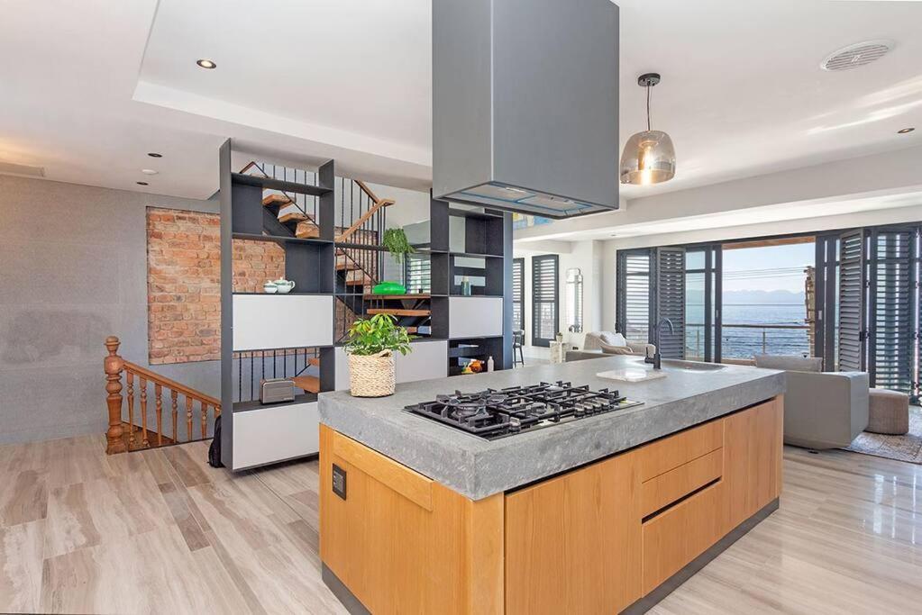 Harbour Facing Penthouse Apartment *